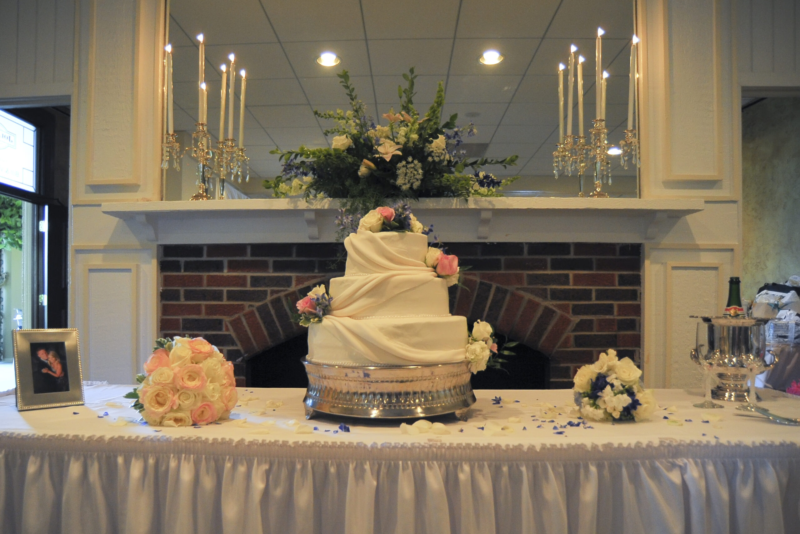 Cake Table Tip for Weddings: Display Engagement Photo