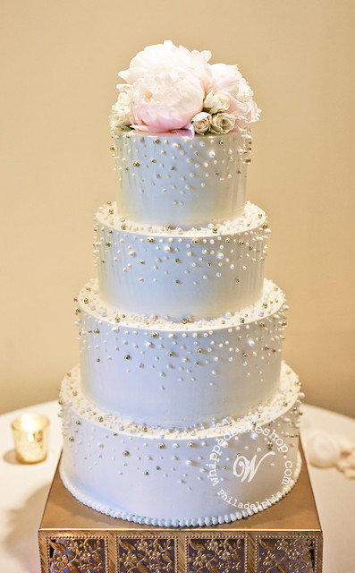 Scattered Pearls Wedding Cake Design